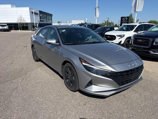 Shimmering Silver Pearl 2022 Hyundai ELANTRA SEL