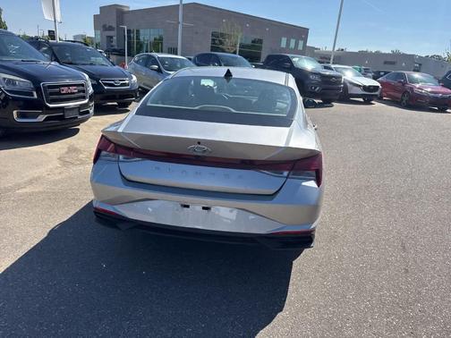 Shimmering Silver Pearl 2022 Hyundai ELANTRA SEL