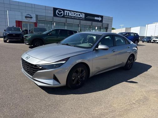 Shimmering Silver Pearl 2022 Hyundai ELANTRA SEL