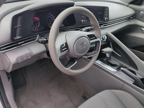 Shimmering Silver Pearl 2022 Hyundai ELANTRA SEL