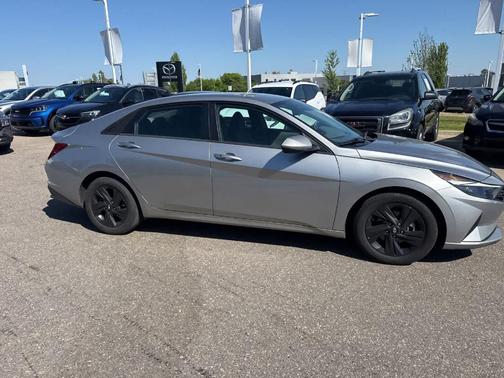 Shimmering Silver Pearl 2022 Hyundai ELANTRA SEL