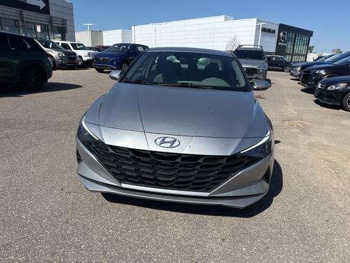 Shimmering Silver Pearl 2022 Hyundai ELANTRA SEL