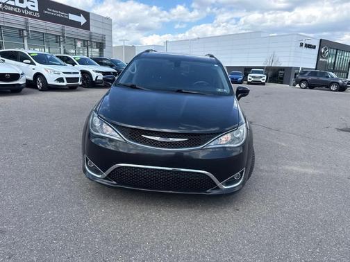 Brilliant Black Crystal Pearlcoat 2018 Chrysler Pacifica Touring-L