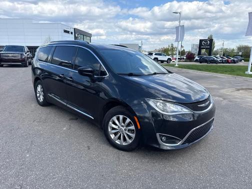 Brilliant Black Crystal Pearlcoat 2018 Chrysler Pacifica Touring-L