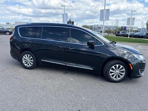 Brilliant Black Crystal Pearlcoat 2018 Chrysler Pacifica Touring-L
