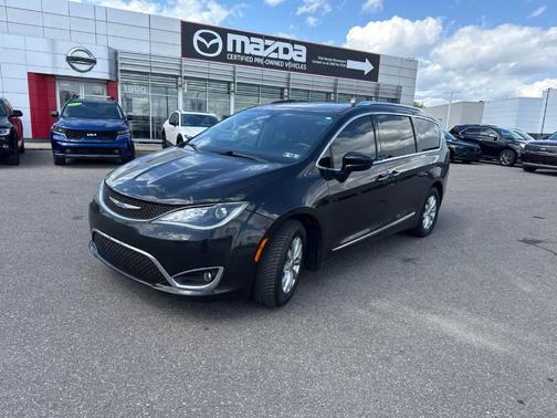 Brilliant Black Crystal Pearlcoat 2018 Chrysler Pacifica Touring-L