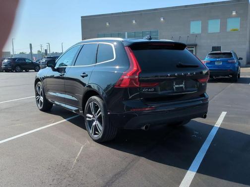Black 2019 Volvo XC60 T6 Momentum