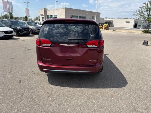 Velvet Red Pearlcoat 2018 Chrysler Pacifica Limited