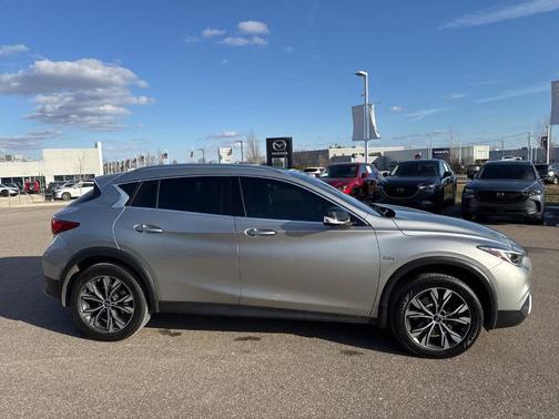 2018 INFINITI QX30 ESSENTIAL