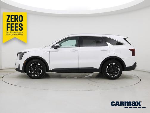 White 2024 Kia Sorento S