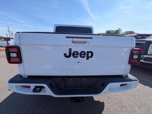 White 2022 Jeep Gladiator Overland
