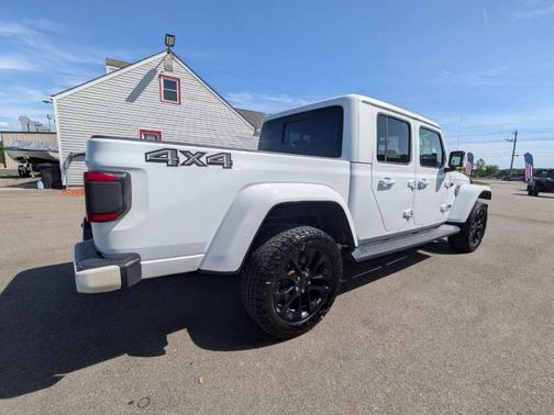 White 2022 Jeep Gladiator Overland