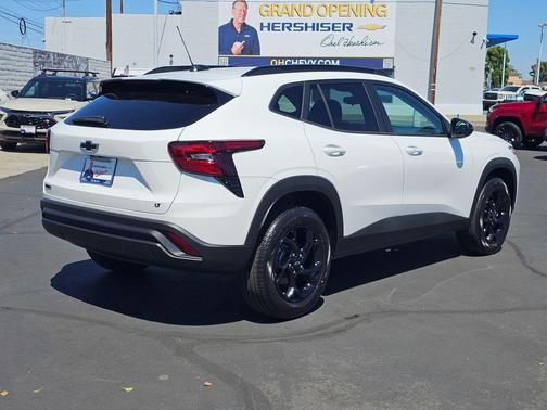Summit White 2026 Chevrolet Trax LT