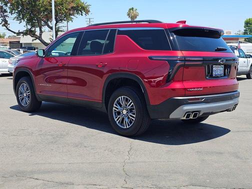 Radiant Red Tintcoat 2026 Chevrolet Traverse LT