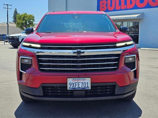Radiant Red Tintcoat 2026 Chevrolet Traverse LT