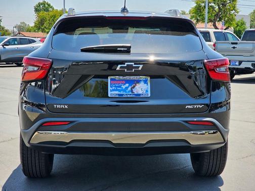 Mosaic Black Metallic 2026 Chevrolet Trax FWD ACTIV