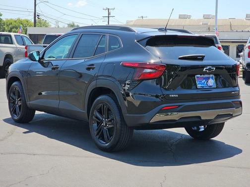 Mosaic Black Metallic 2026 Chevrolet Trax FWD ACTIV