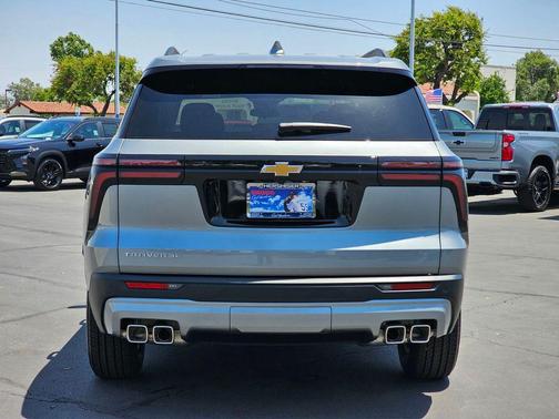 Sterling Gray Metallic 2026 Chevrolet Traverse LT