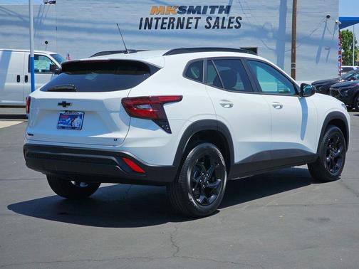 Summit White 2026 Chevrolet Trax LT