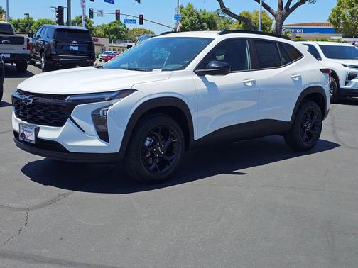 Summit White 2026 Chevrolet Trax LT