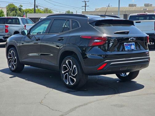 Mosaic Black Metallic 2026 Chevrolet Trax FWD 2RS