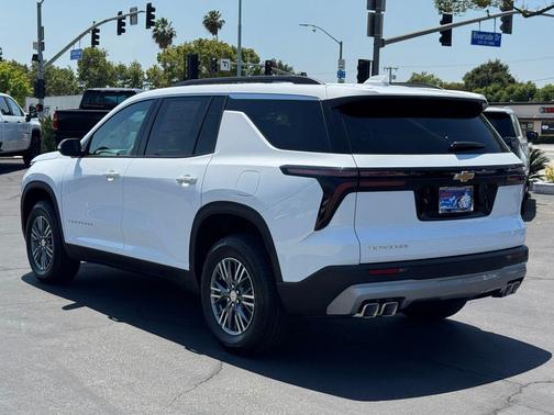 Summit White 2026 Chevrolet Traverse LT