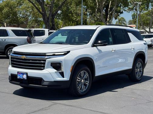 Summit White 2026 Chevrolet Traverse LT