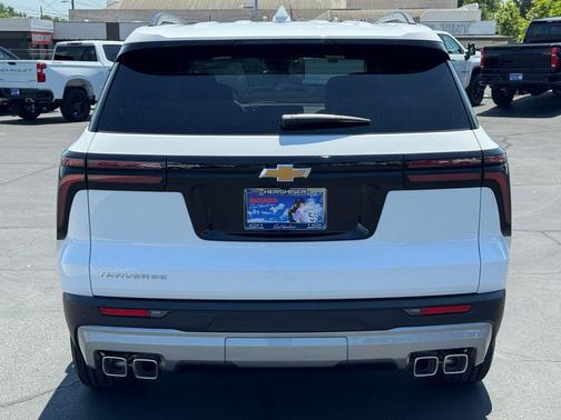 Summit White 2026 Chevrolet Traverse LT