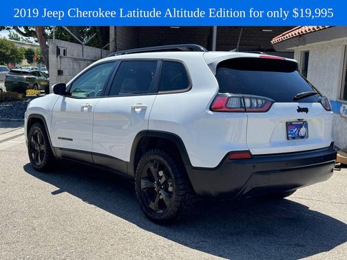 Bright White Clearcoat 2019 Jeep Cherokee Altitude