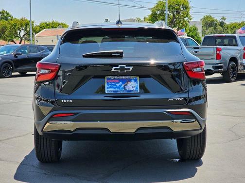 Mosaic Black Metallic 2026 Chevrolet Trax FWD ACTIV