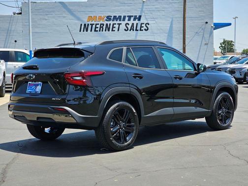 Mosaic Black Metallic 2026 Chevrolet Trax FWD ACTIV