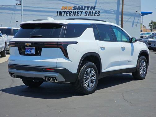 Summit White 2026 Chevrolet Traverse LT