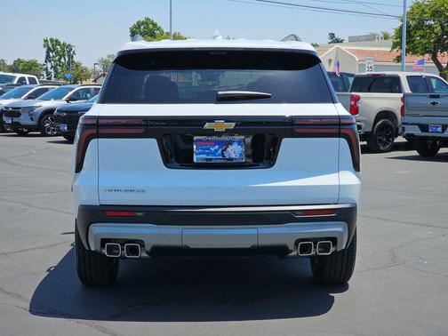 Summit White 2026 Chevrolet Traverse LT