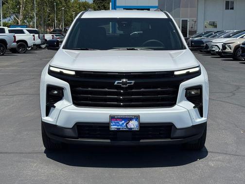 Summit White 2026 Chevrolet Traverse LT