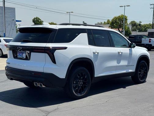 Summit White 2026 Chevrolet Traverse LT