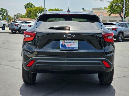 Mosaic Black Metallic 2026 Chevrolet Trax LT
