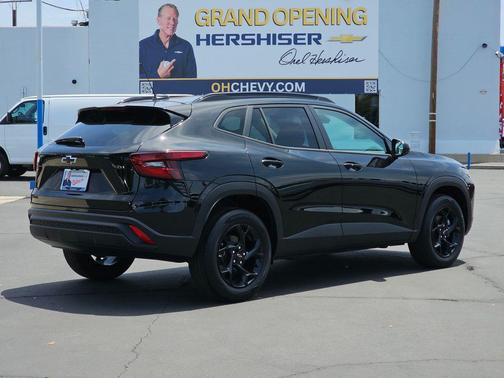Mosaic Black Metallic 2026 Chevrolet Trax LT