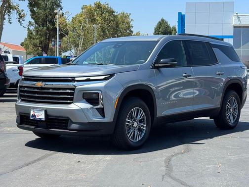 Sterling Gray Metallic 2026 Chevrolet Traverse LT