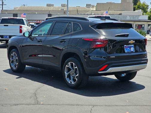 Mosaic Black Metallic 2026 Chevrolet Trax LT