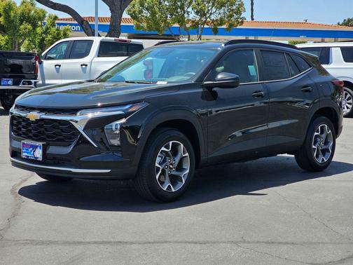 Mosaic Black Metallic 2026 Chevrolet Trax LT