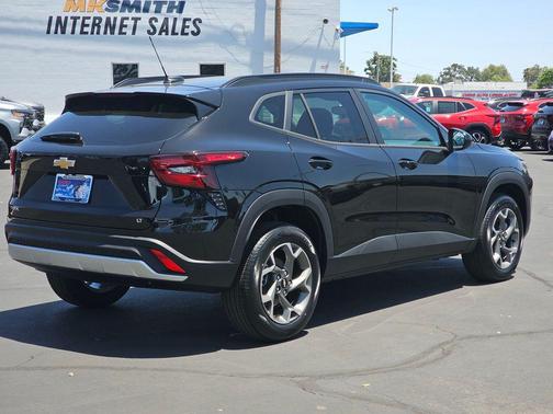 Mosaic Black Metallic 2026 Chevrolet Trax LT