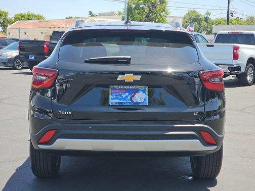 Mosaic Black Metallic 2026 Chevrolet Trax LT