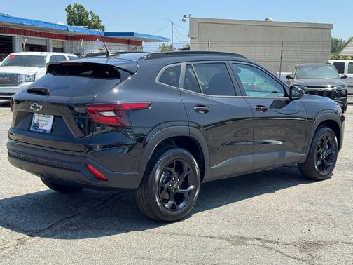 Mosaic Black Metallic 2026 Chevrolet Trax LT