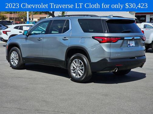 Sterling Gray Metallic 2023 Chevrolet Traverse LT Cloth