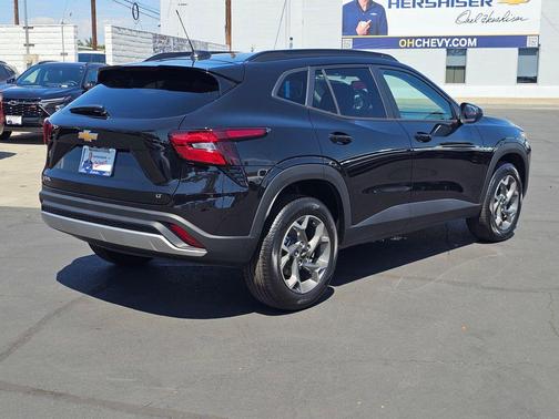Mosaic Black Metallic 2026 Chevrolet Trax LT
