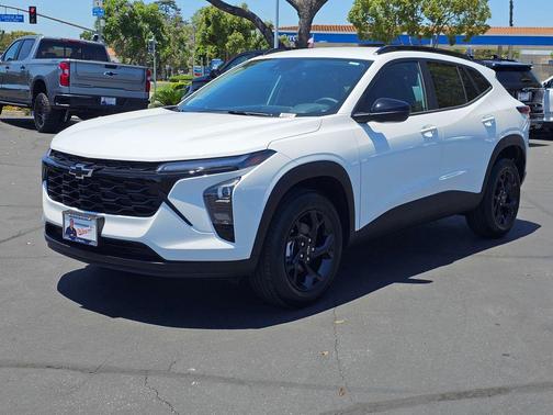 Summit White 2026 Chevrolet Trax LT