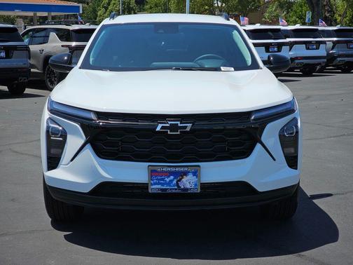 Summit White 2026 Chevrolet Trax LT