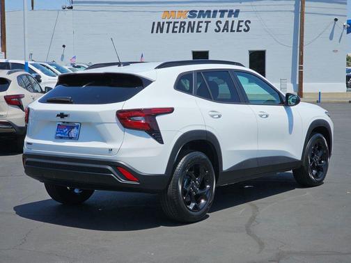 Summit White 2026 Chevrolet Trax LT