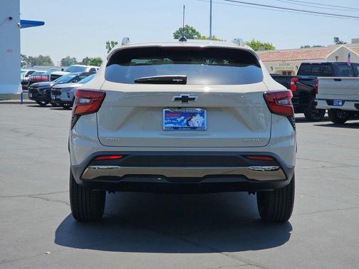 White Sands 2026 Chevrolet Trax FWD ACTIV