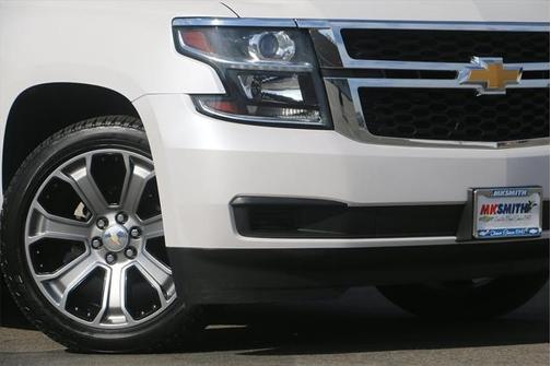 Iridescent Pearl Tricoat 2017 Chevrolet Suburban LT